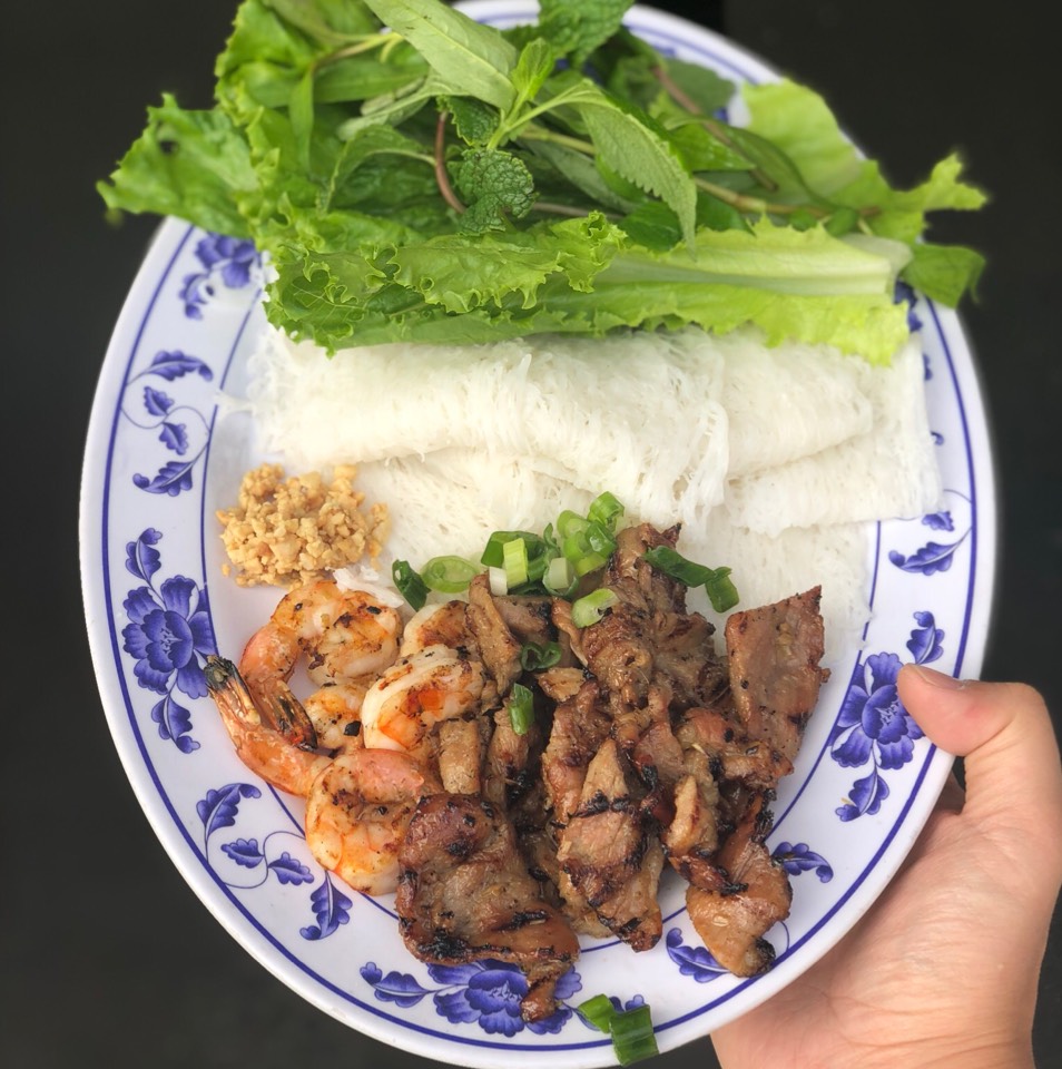 Banh Hoi Thit Va Tom Nuong (Grilled Shrimp, Pork) from Saigon Dish on #foodmento http://foodmento.com/dish/46691