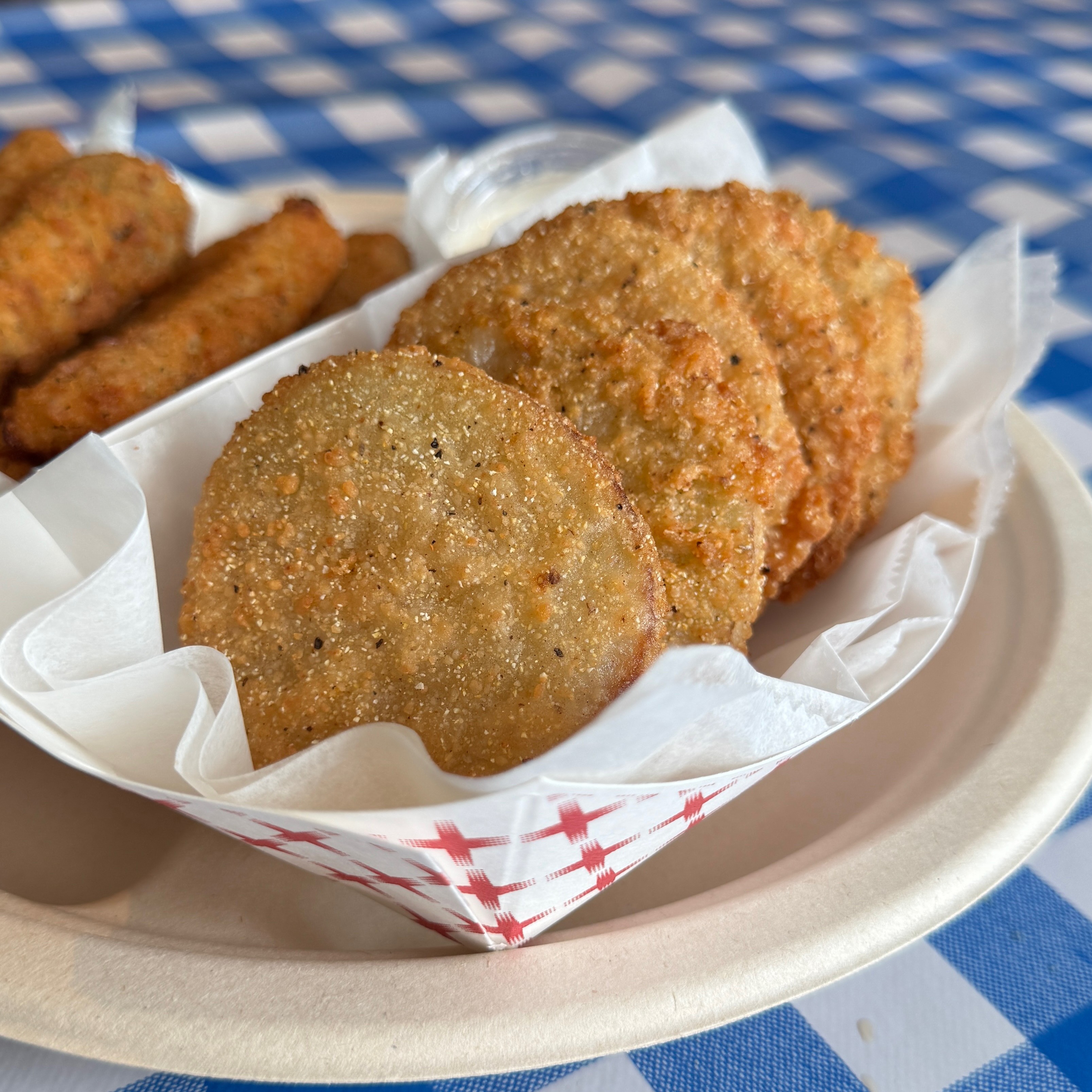 Fried Green Tomatoes $8 at Gus's World Famous Fried Chicken on #foodmento http://foodmento.com/place/12045