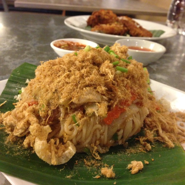 Pad Ka Nom Jeen (Stir-Fried Noodles) at ส้มตำนัว (Som Tam Nua) on #foodmento http://foodmento.com/place/1209