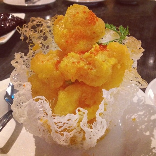 Crisp-fried Prawns tossed with Salted Egg Yolk at Seafood Paradise on #foodmento http://foodmento.com/place/120