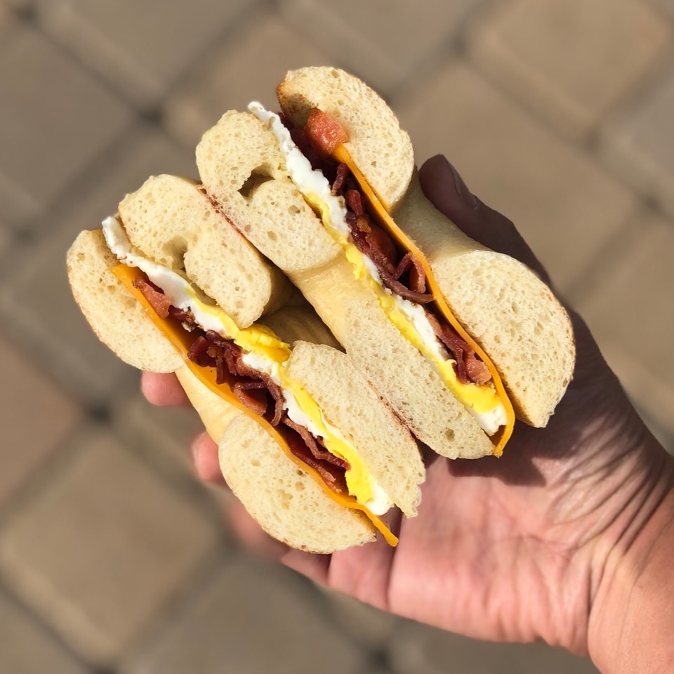 Bacon Cheddar Egg Bagel Sandwich on #foodmento http://foodmento.com/dish/46781
