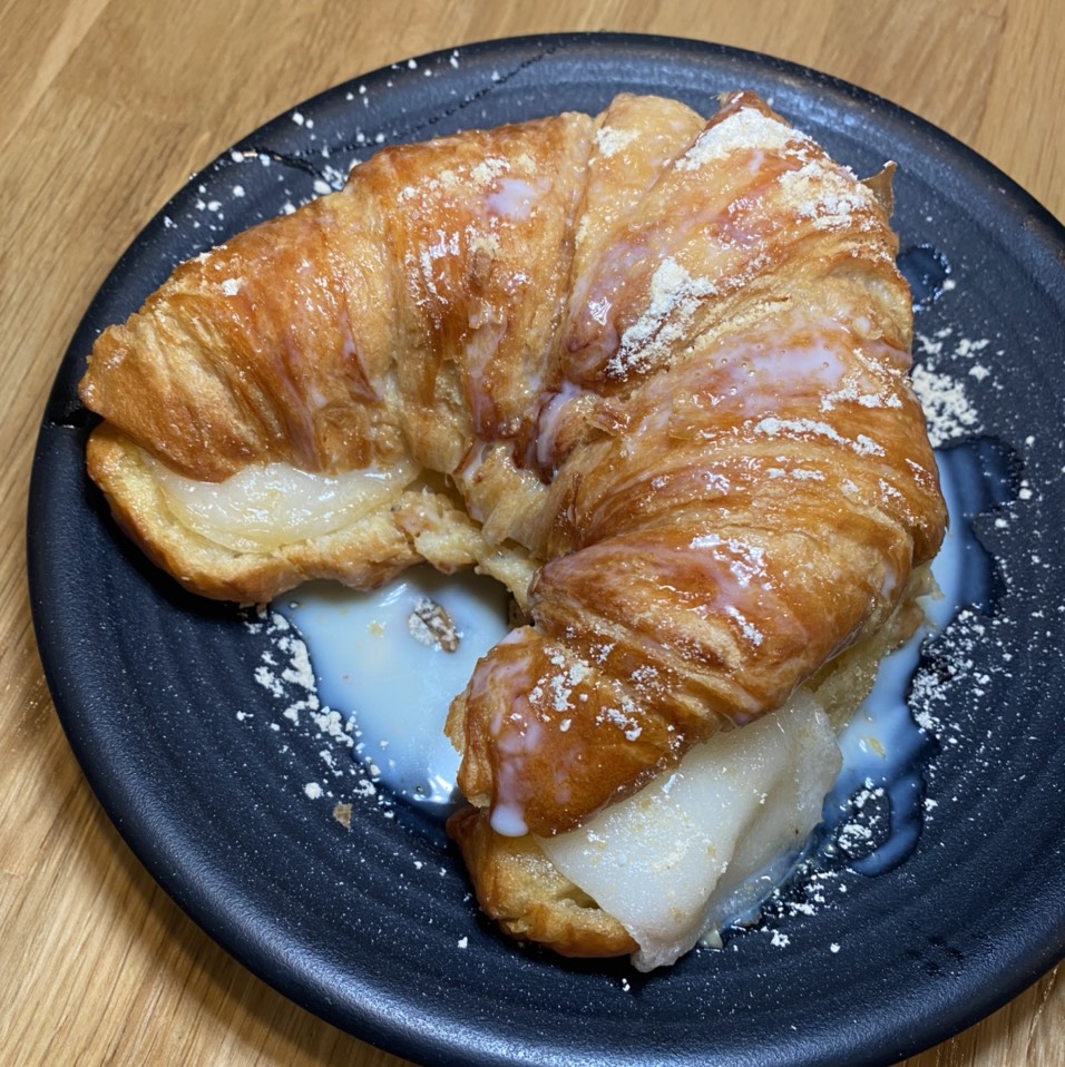 Injeolmi Croissant (With Korean Rice Cake) from Oakobing on #foodmento http://foodmento.com/dish/48486