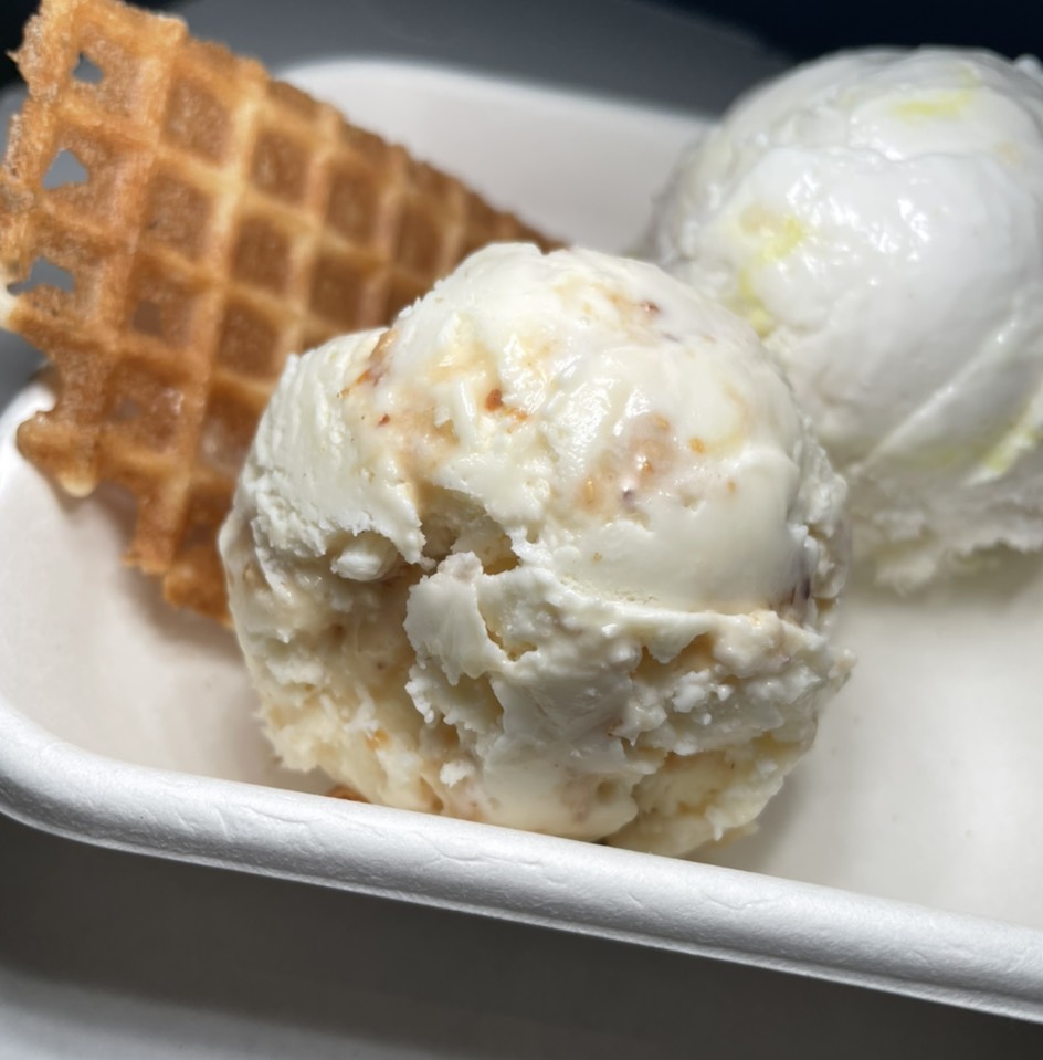 Almond Brittle Ice Cream from Jeni's Splendid Ice Creams on #foodmento http://foodmento.com/dish/47617