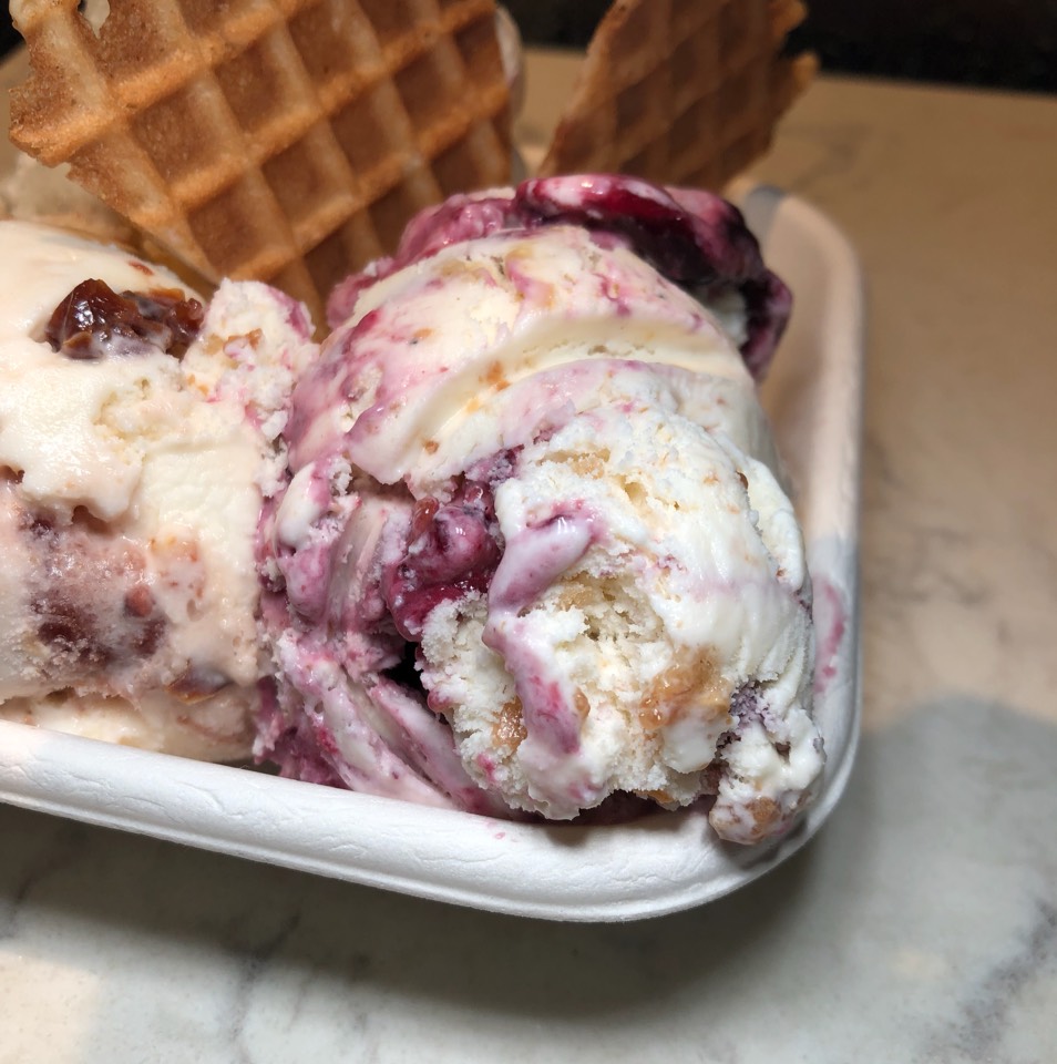 Brambleberry Crisp from Jeni's Splendid Ice Creams on #foodmento http://foodmento.com/dish/48499