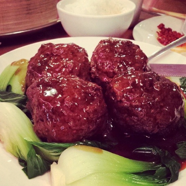 Lion's Head (Meatballs) from Joe's Shanghai 鹿嗚春 on #foodmento http://foodmento.com/dish/11149