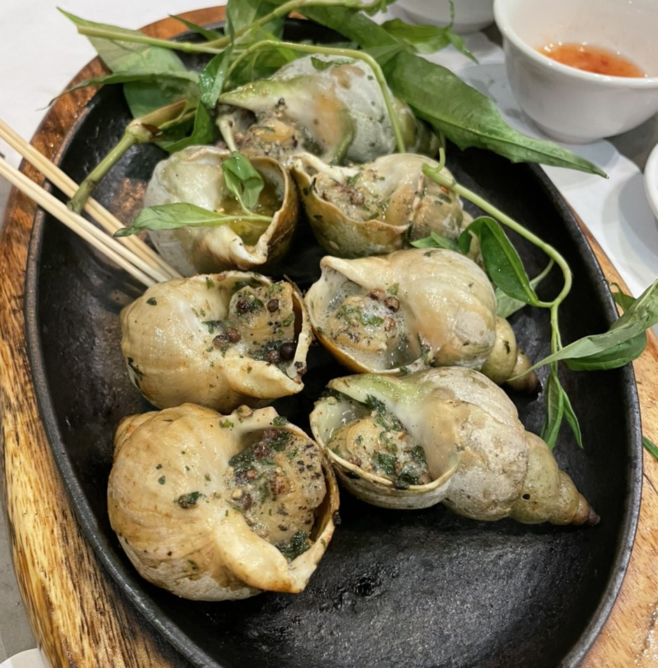 Oc Huong Nuong Tieu (Grilled Escargot, Garlic Butter, Peppercorn) at Ốc & Lẩu (OC & Lau) 2 on #foodmento http://foodmento.com/place/12494