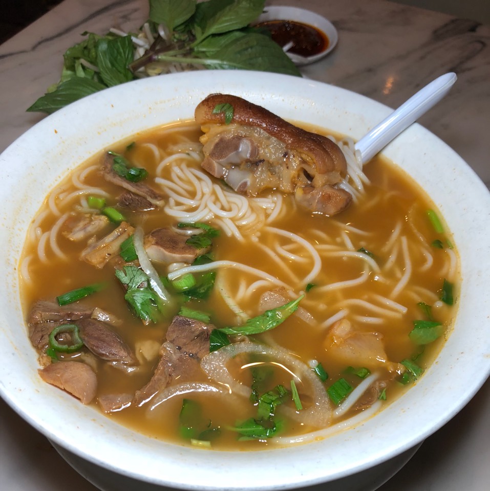 Bun Bo Hue from Phở Bằng (Pho Bang) on #foodmento http://foodmento.com/dish/45186