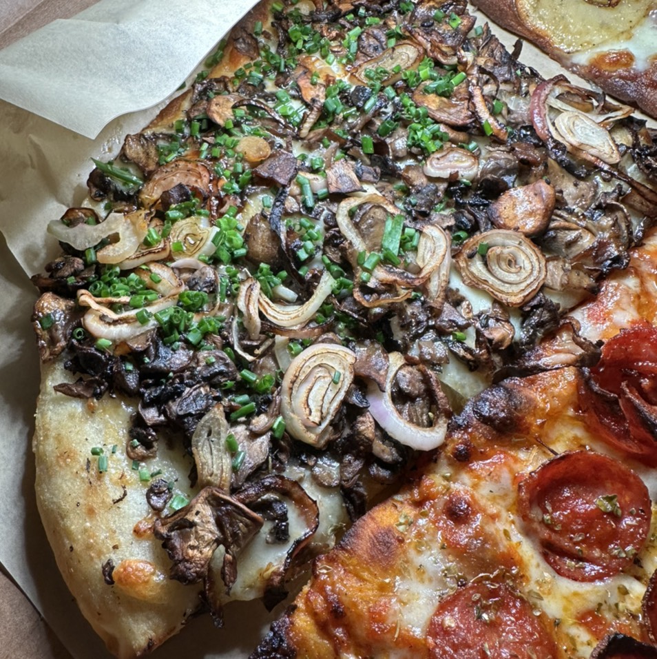 Mushroom & Shallot Pizza $9 at Triple Beam Pizza on #foodmento http://foodmento.com/place/12695