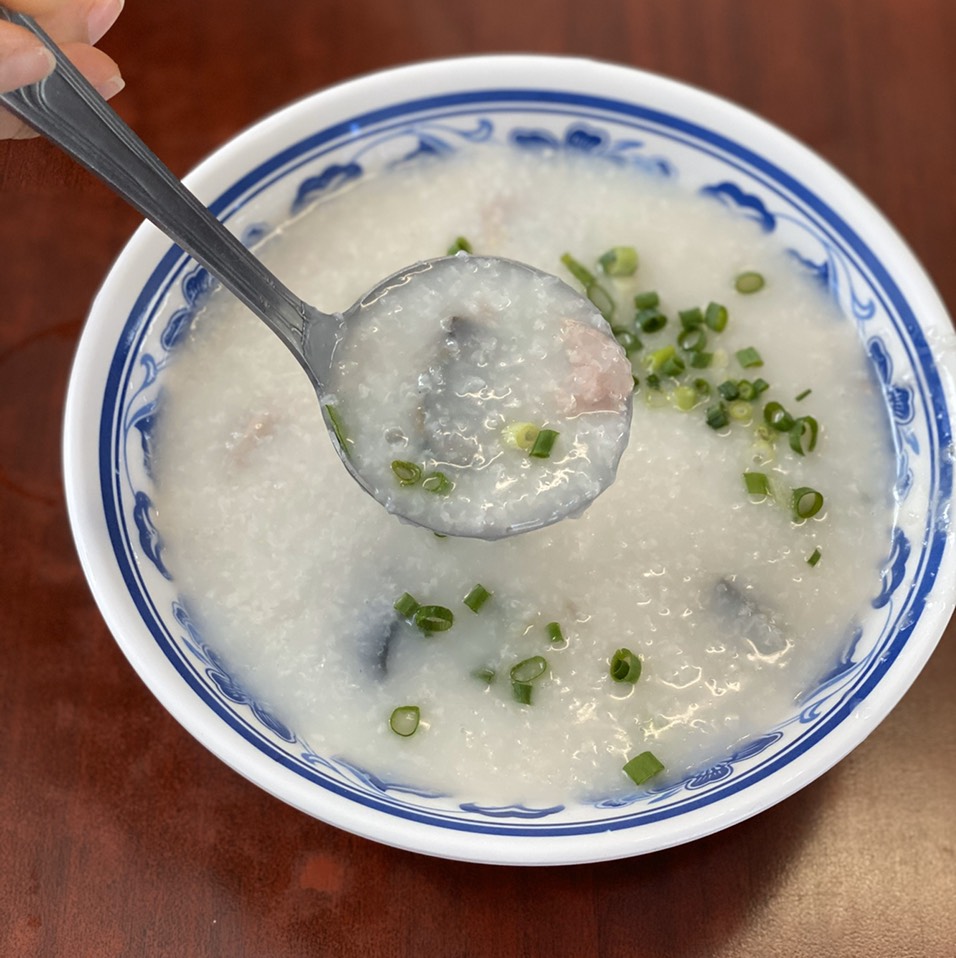 Preserved Egg And Pork Rice Soup (Congee) from Lam's Kitchen on #foodmento http://foodmento.com/dish/49294