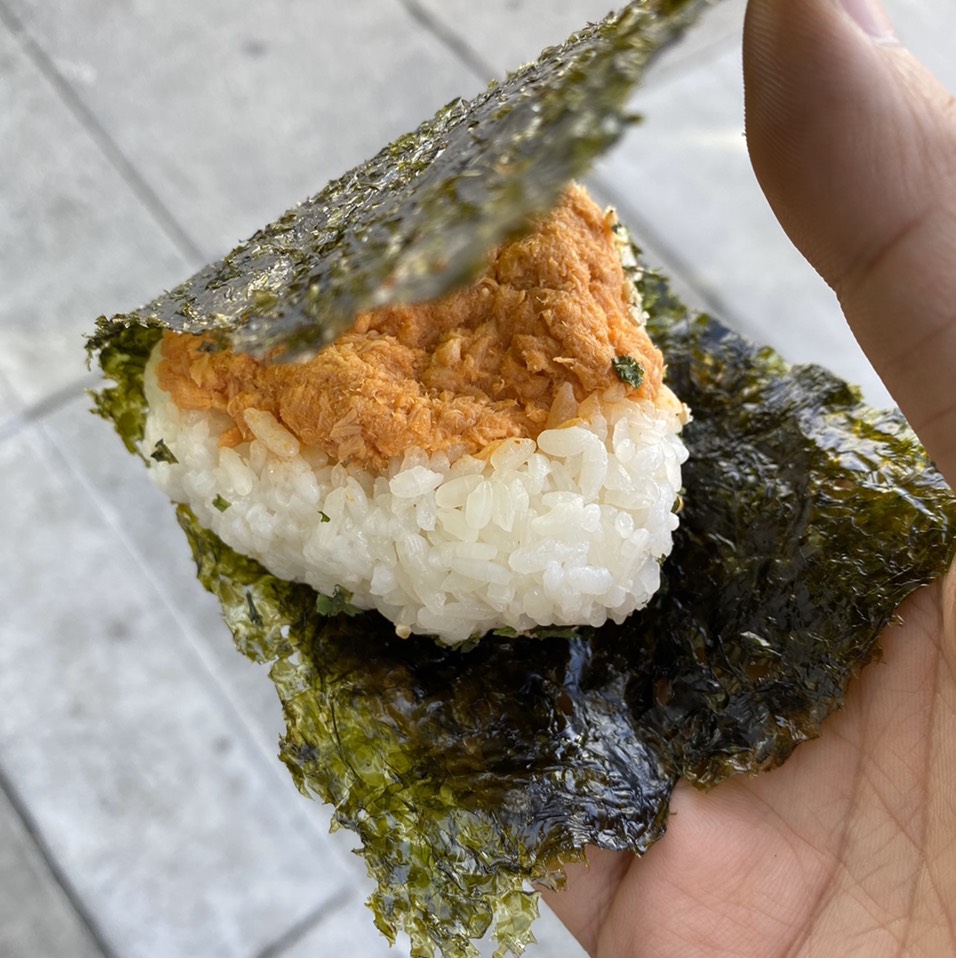 Spicy Salmon Musubi from Sunny Blue on #foodmento http://foodmento.com/dish/49460