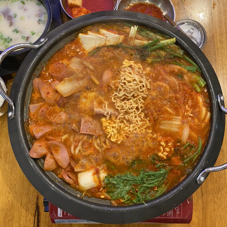 Budae-Jjigae (Spicy Mixed Meat And Vegetable Stew) on #foodmento http://foodmento.com/dish/49588