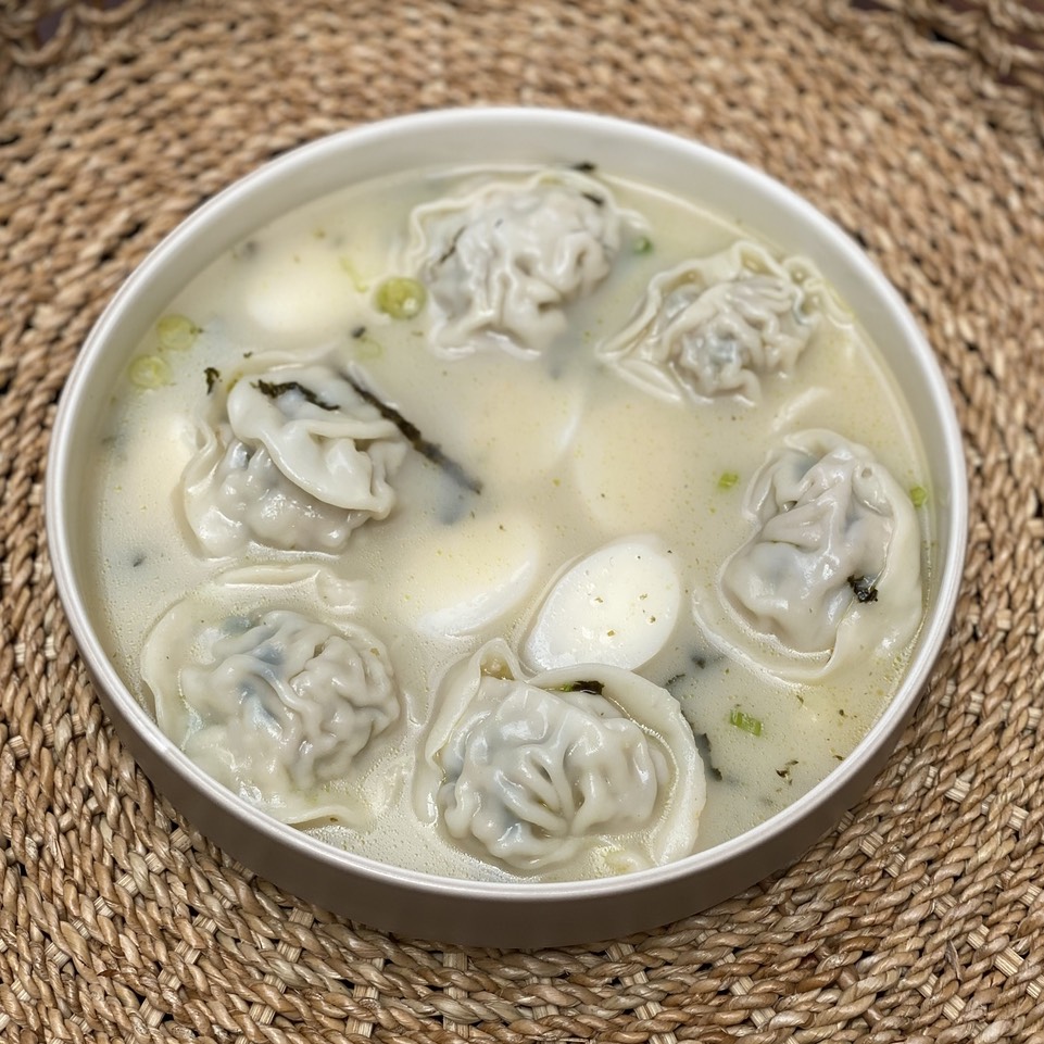 Pork Mandu Soup (Mandu And Rice Cake In Meat Broth) from CHD on #foodmento http://foodmento.com/dish/49863