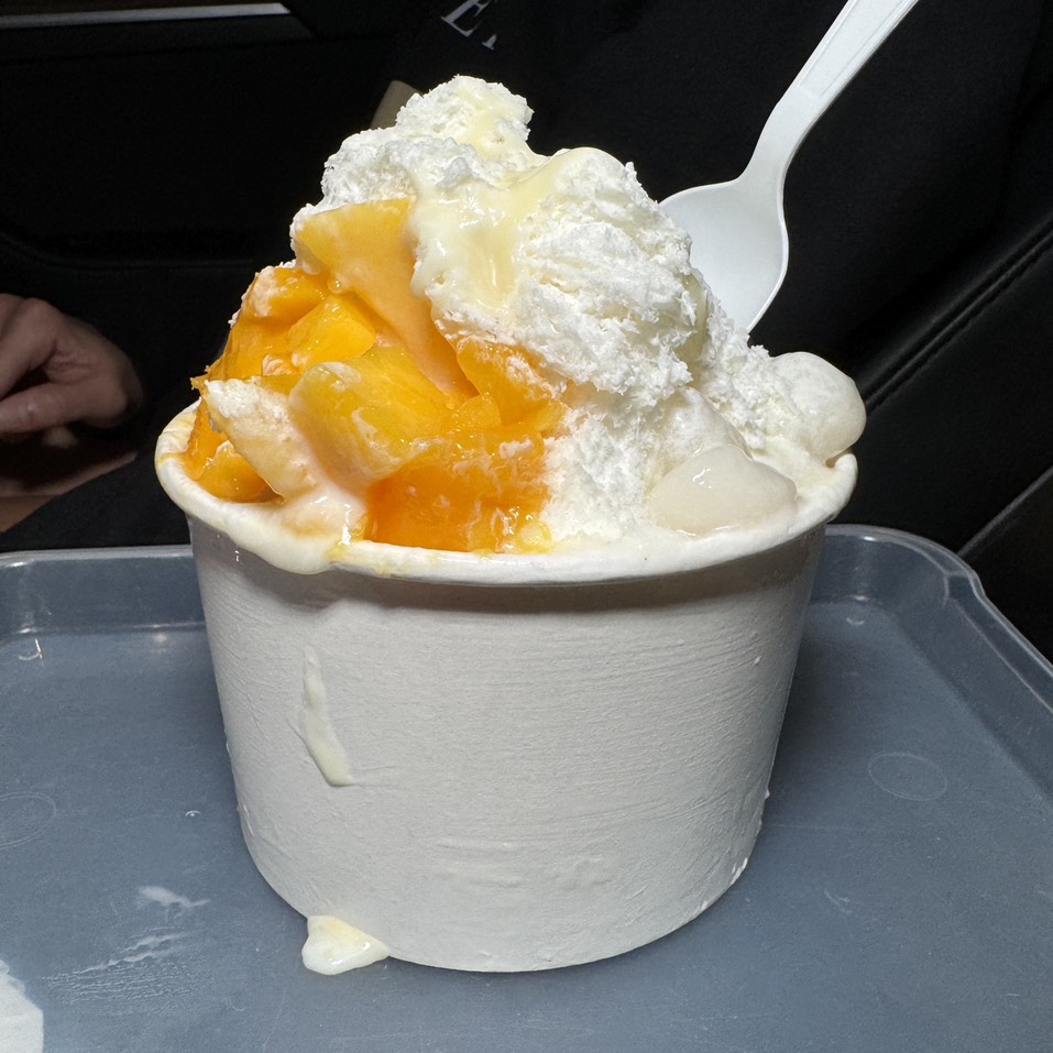 Almond Shaved Ice $4.75 from Salju Dessert on #foodmento http://foodmento.com/dish/56744