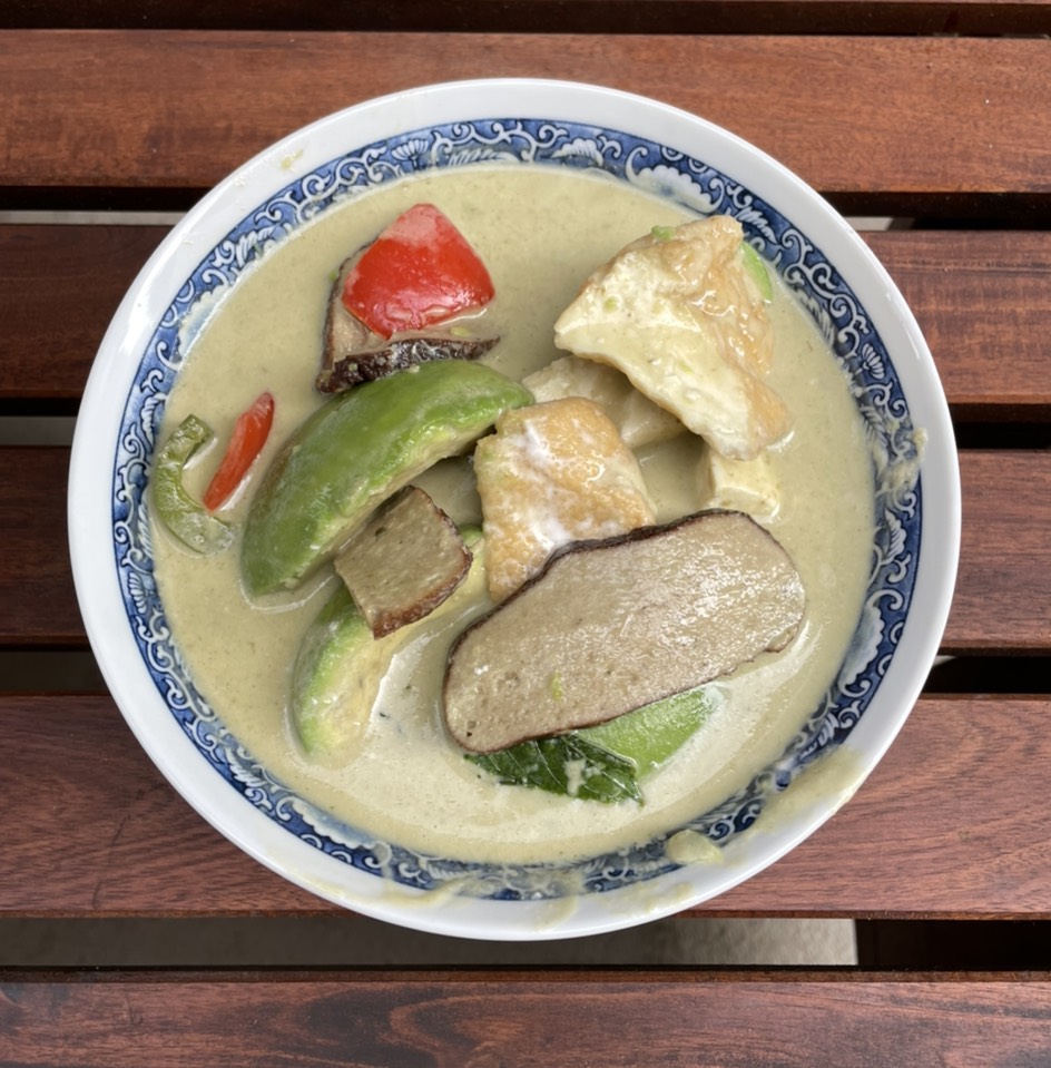 Avocado Green Curry from Araya's Place - Vegan Thai on #foodmento http://foodmento.com/dish/50986