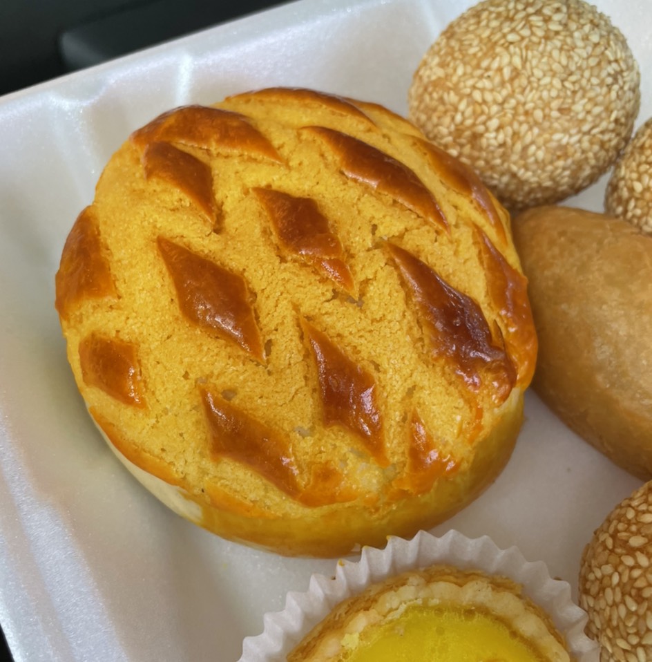 Pineapple Bun (Bolo Bao) $1.10 from Long's Family Pastry on #foodmento http://foodmento.com/dish/51056