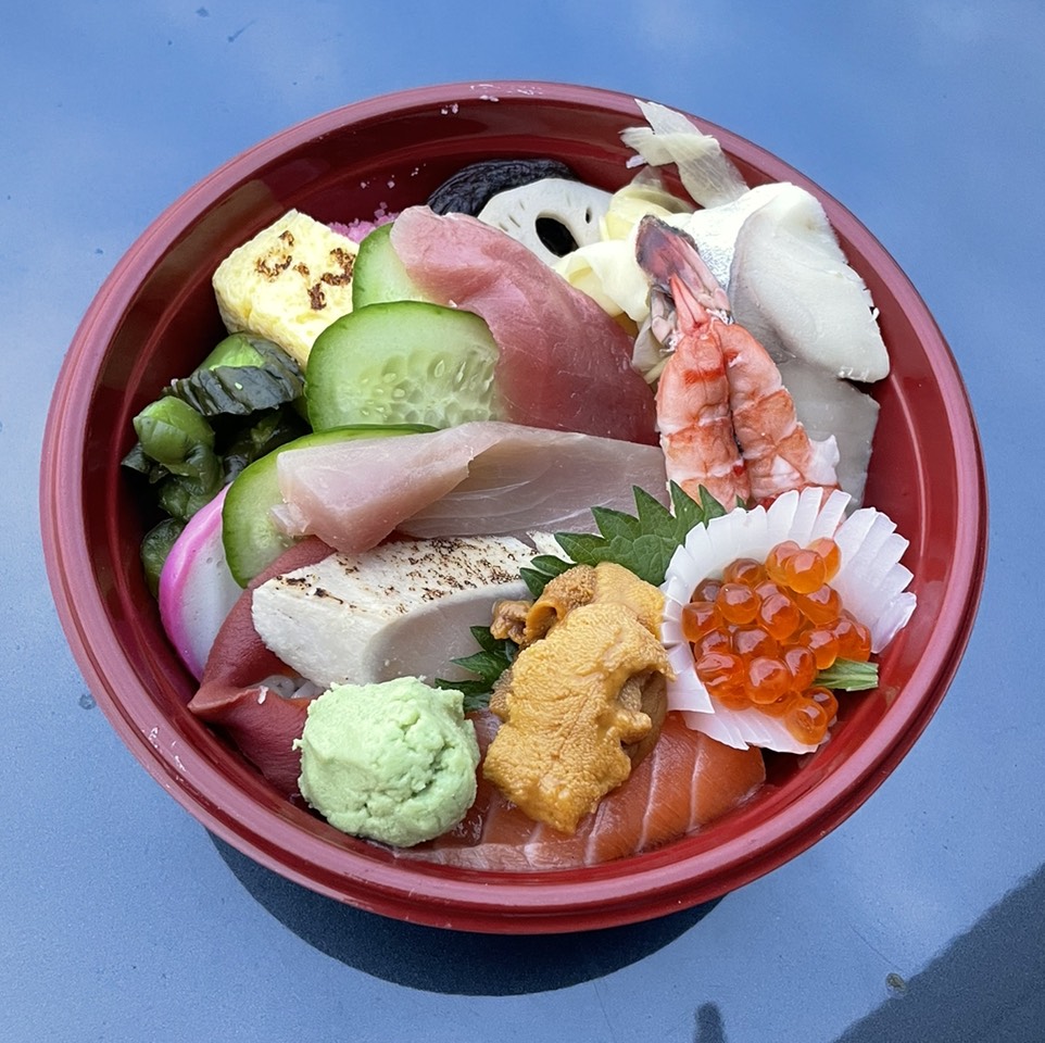No 3 Chirashi (11 Piece Sashimi With Uni) on #foodmento http://foodmento.com/dish/51300