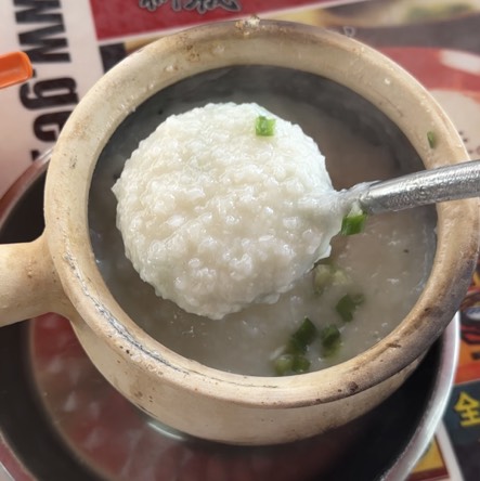 Side Porridge $2 from Geylang Lor 9 Fresh Frog Leg Porridge | 芽笼九巷活田鸡 on #foodmento http://foodmento.com/dish/55178