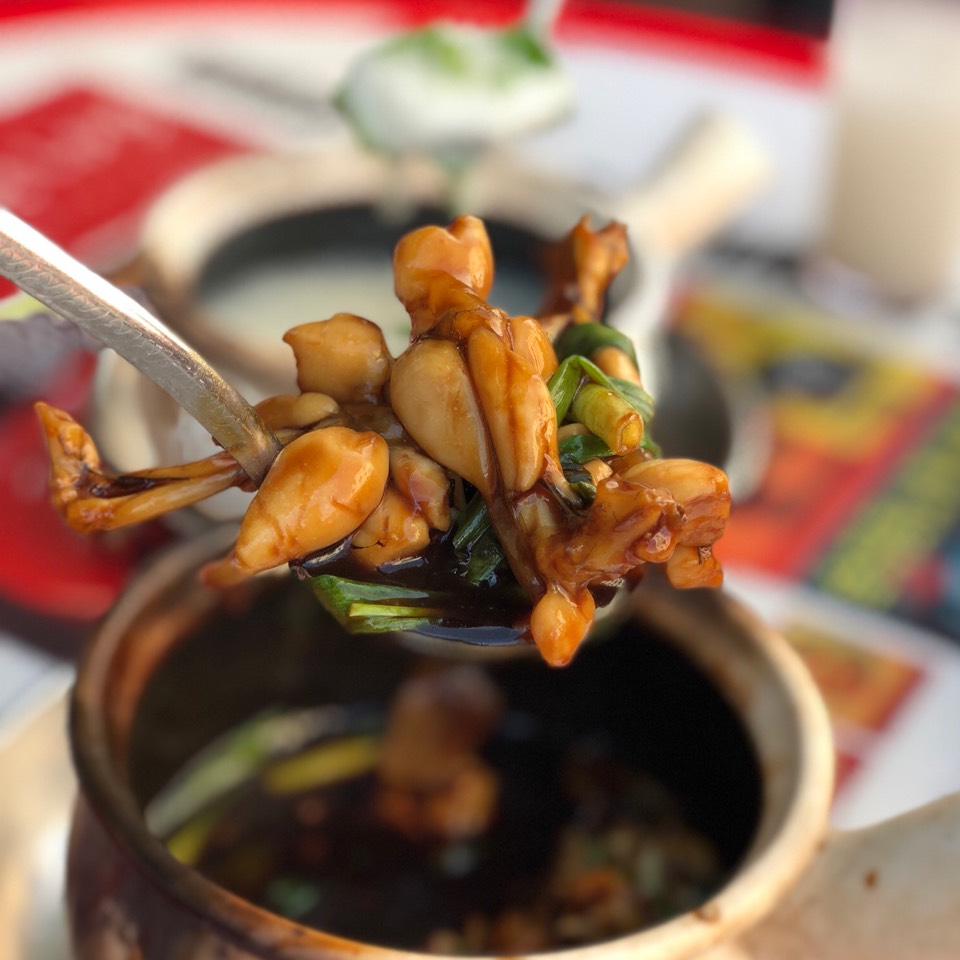 Ginger Spring Onion Frog Legs $18 Med at Geylang Lor 9 Fresh Frog Leg Porridge | 芽笼九巷活田鸡 on #foodmento http://foodmento.com/place/1325