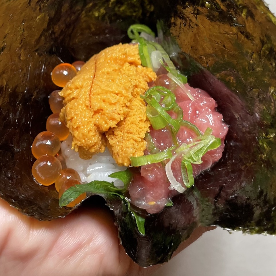 Seaweed Special Handroll (Tuna, Uni, Ikura) CLOSED on #foodmento http://foodmento.com/dish/51517
