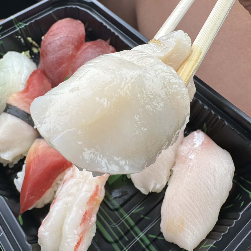 Scallop Sushi $3 from Sushi Yoshi on #foodmento http://foodmento.com/dish/56184