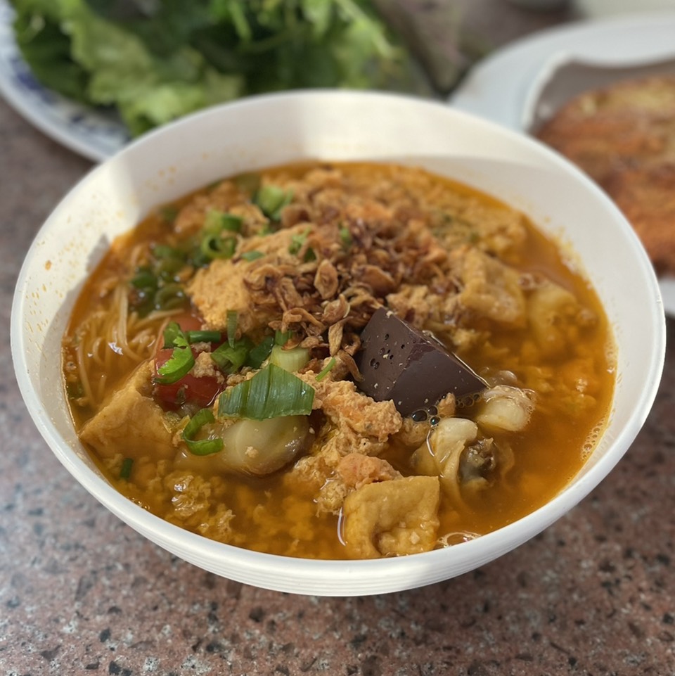 Bun Rieu Oc at Vân's Restaurant on #foodmento http://foodmento.com/place/13449