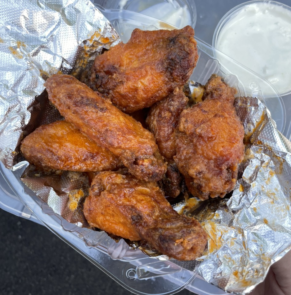 Chicken Wings (Buffalo Wings) from The Heights Deli & Bottle Shop on #foodmento http://foodmento.com/dish/52626