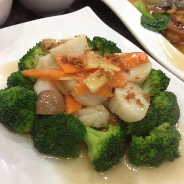 Broccoli With Scallops at Xin Yuan Ji 新源记 on #foodmento http://foodmento.com/place/1361