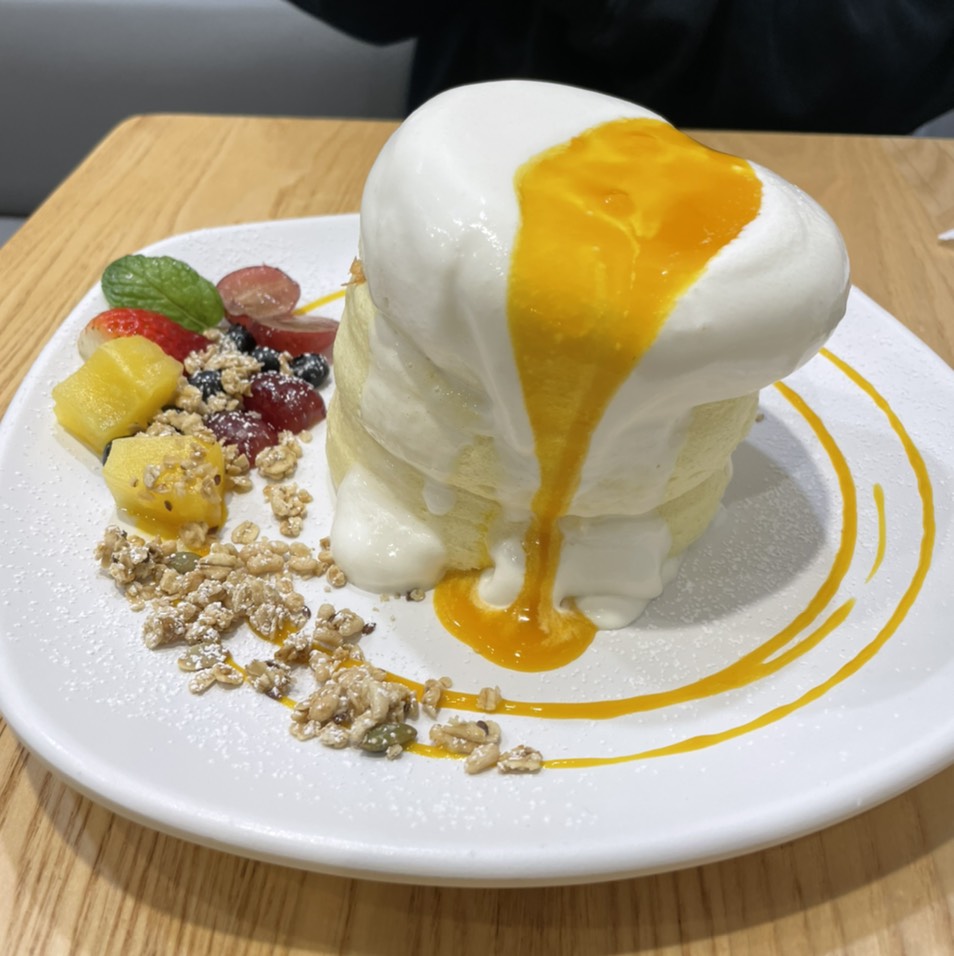 Mango Sunshine Souffle Pancake at Motto Tea Café on #foodmento http://foodmento.com/place/13733
