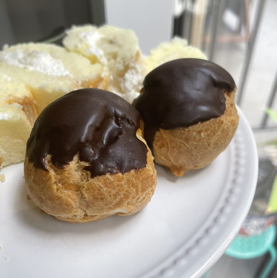 Cream Puffs from Angel Maid Bakery on #foodmento http://foodmento.com/dish/54045