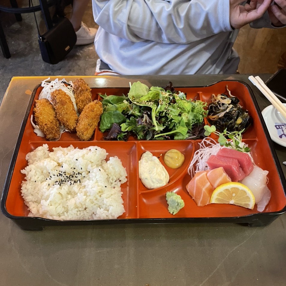 Fried Oyster & Sashimi $29.80 from Nozomi on #foodmento http://foodmento.com/dish/54117