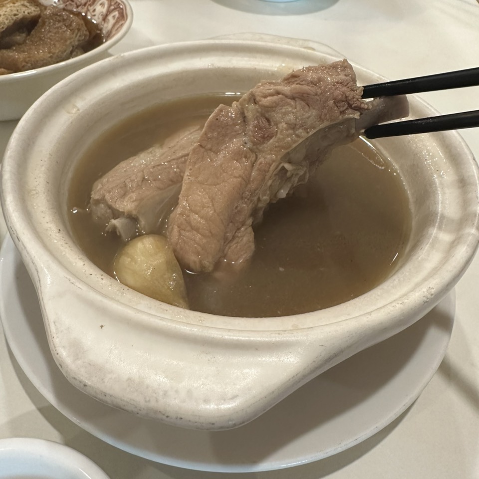 Premium Loin Ribs Soup $10.80 at Ng Ah Sio Bak Kut Teh 黄亚细肉骨茶 on #foodmento http://foodmento.com/place/14251