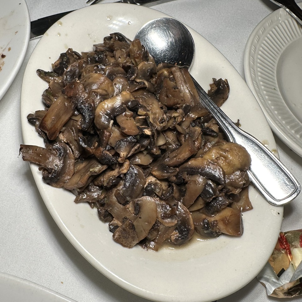 Sauteed Mushrooms $6 at Taylor's Prime Steak House on #foodmento http://foodmento.com/place/14285