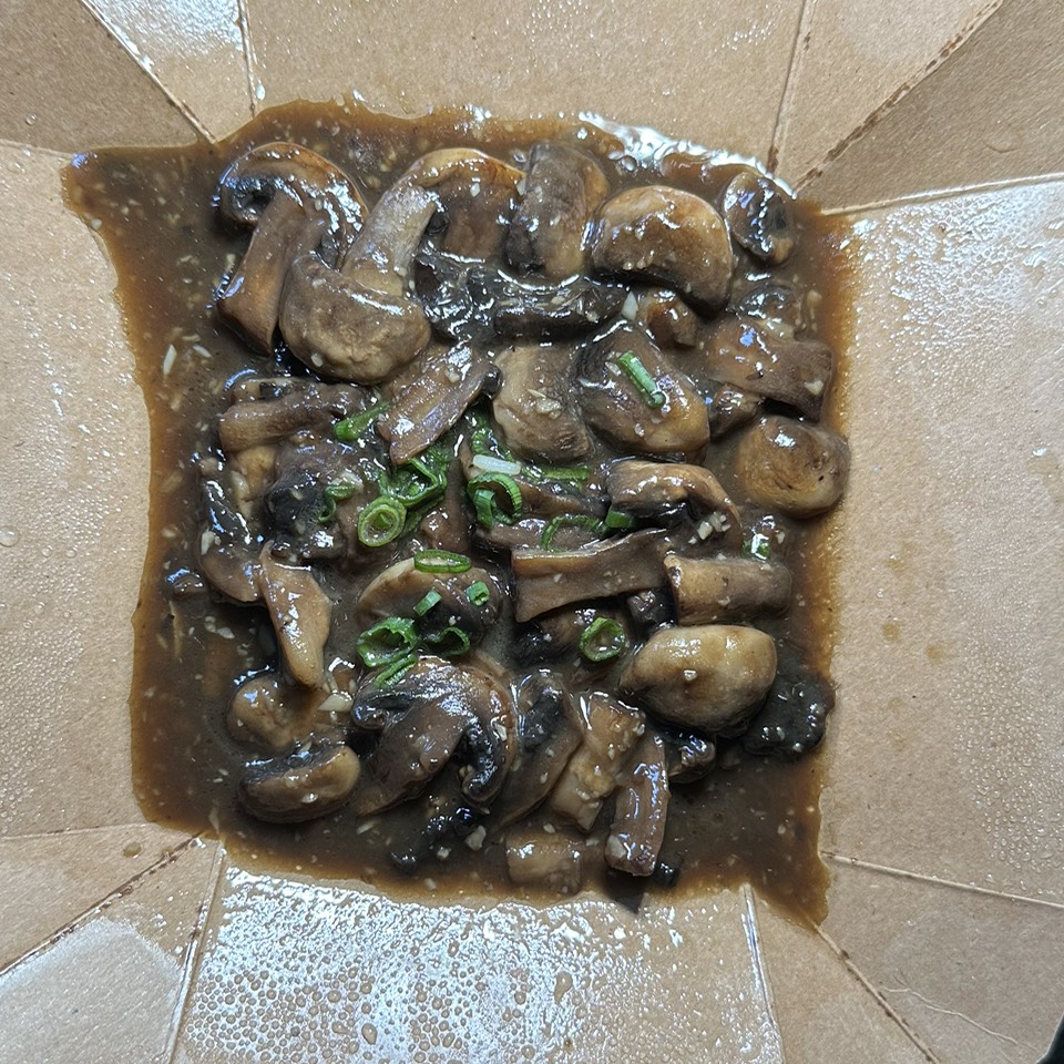 Shrooms Salpicao $8 at Spoon And Pork (Sawtelle) on #foodmento http://foodmento.com/place/14303