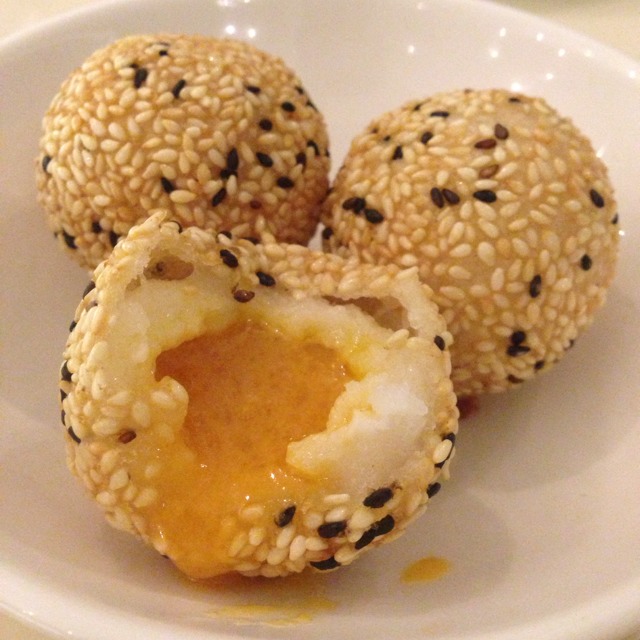 Deep-fried Sesame Balls with Salted Egg Yolk Filling from TungLok Signatures 同乐经典 on #foodmento http://foodmento.com/dish/5414