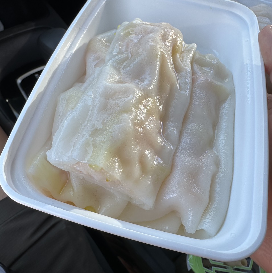 Steamed Assorted Seafood & Scallion Rice Roll $10.25 at Kirin Seafood Restaurant 麒麟海鮮酒家 on #foodmento http://foodmento.com/place/14556