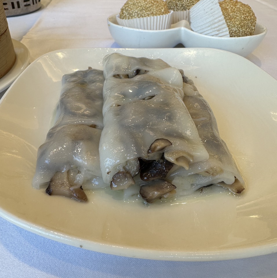 Rice Rolls With Mushroom & Truffle $12 at Sea Harbour Seafood Restaurant on #foodmento http://foodmento.com/place/14561