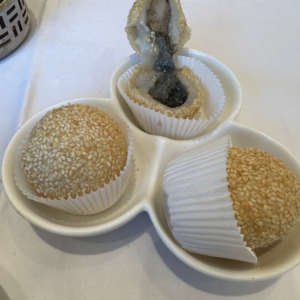 Deep Fried Sesame Balls $11 at Sea Harbour Seafood Restaurant on #foodmento http://foodmento.com/place/14561