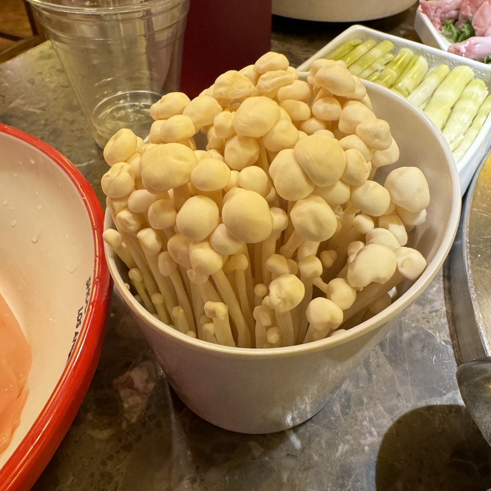 Enoki mushroom $6 at Xiao Long Kan Hotpot 小龙坎老火锅 on #foodmento http://foodmento.com/place/14676
