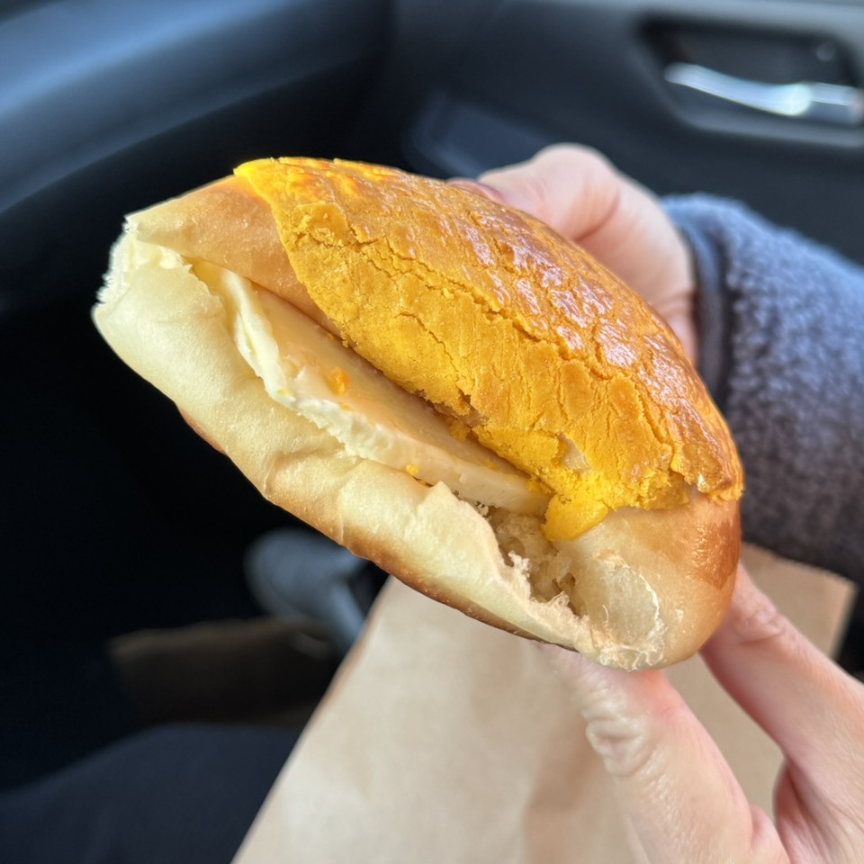 Pineapple Bun With Butter $4.20 at Lido Restaurant 麗都餐廳 on #foodmento http://foodmento.com/place/14728