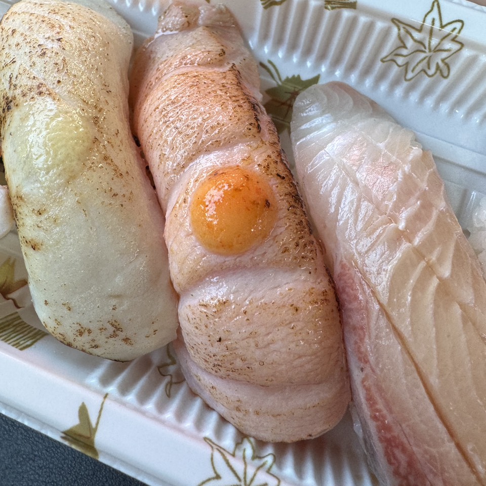 Salmon Aburi Nigiri $3.20 at Tom Sushi on #foodmento http://foodmento.com/place/14752