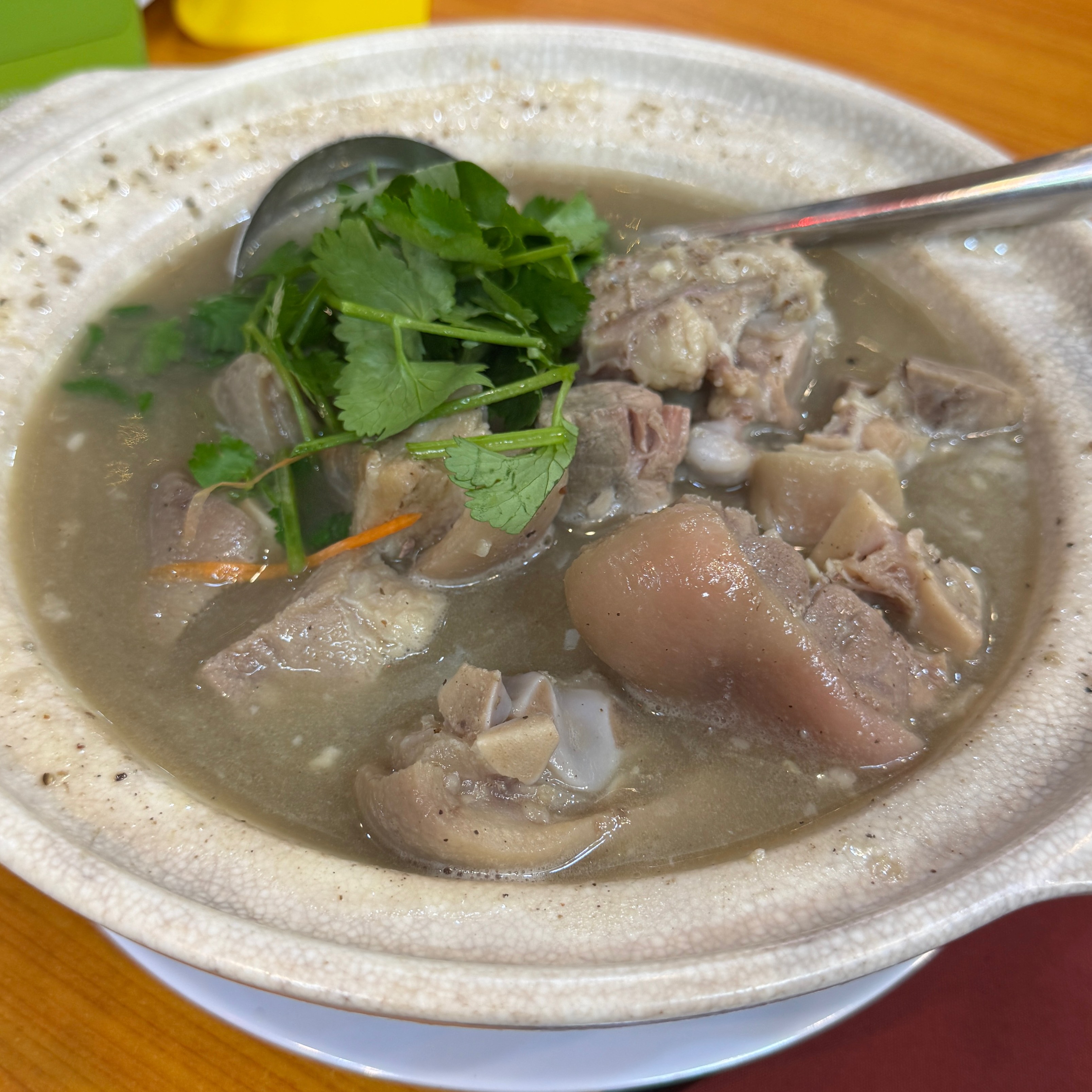 White Pepper Pigs Trotter $30 Med at YANG MING SEAFOOD Bishan Branch on #foodmento http://foodmento.com/place/15339