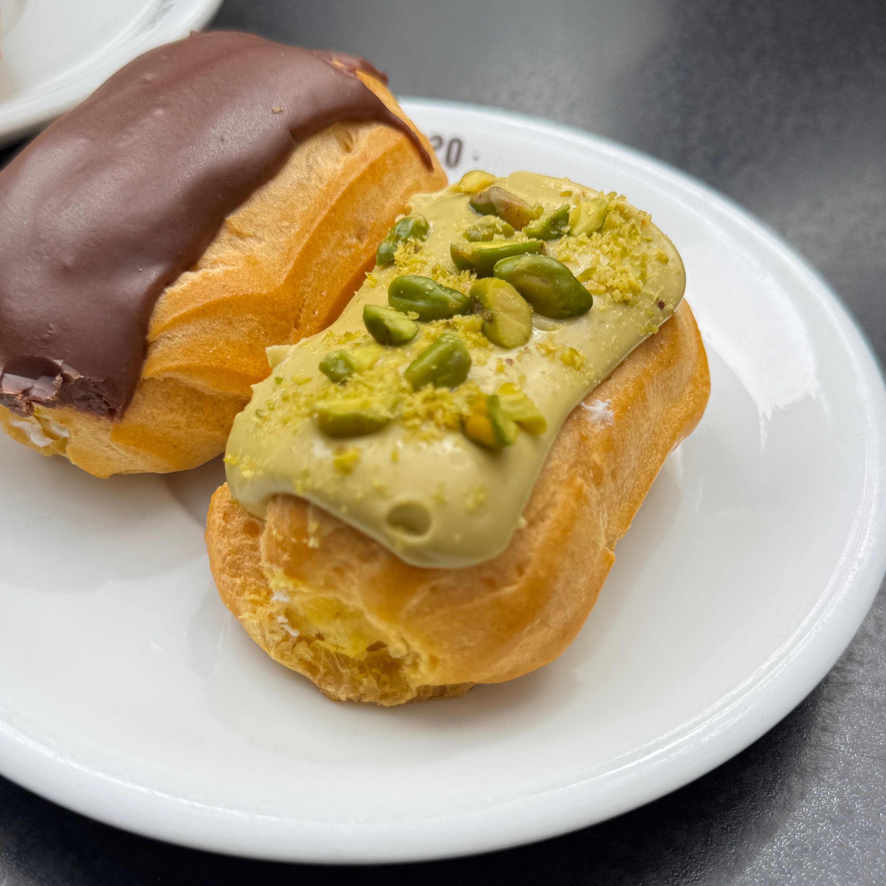 Eclair Pistachio $2.50 at Leitaria da Quinta do Paço on #foodmento http://foodmento.com/place/15509