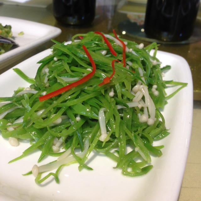 Shredded Snow Pea with Enoki Mishroom from 南伶酒家 Nanling Restaurant on #foodmento http://foodmento.com/dish/5921
