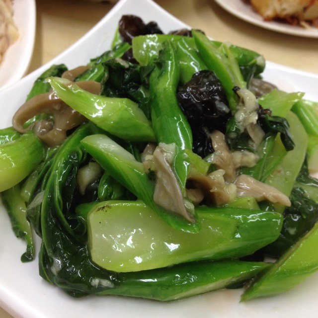 Stir Fried Kai Lan With Mushrooms & Black Fungus at Swee Choon Tim Sum Restaurant 瑞春點心拉麵小籠包 on #foodmento http://foodmento.com/place/1837