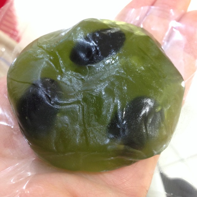 Green Tea Mochi With Whole Black Beans from 東急フードショー 東急東横店 on #foodmento http://foodmento.com/dish/8516