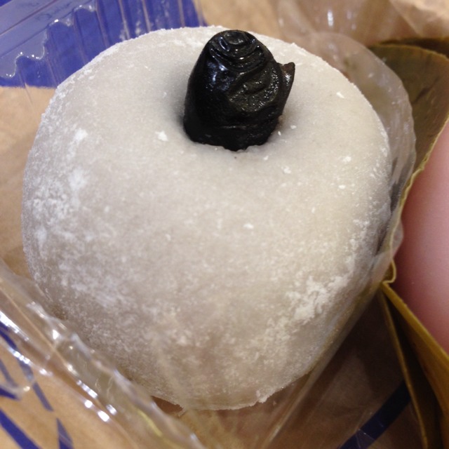 Mochi With Black Bean Filling from 東急フードショー 東急東横店 on #foodmento http://foodmento.com/dish/8517