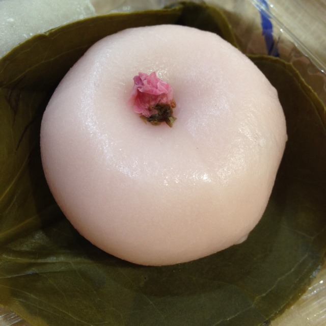 Sakura Mochi With Bean Filling from 東急フードショー 東急東横店 on #foodmento http://foodmento.com/dish/8518