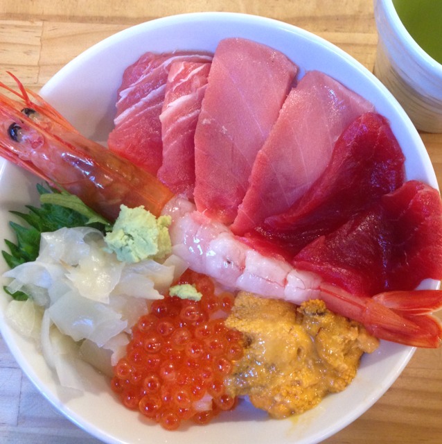 海鮮極丼 (Chirashi With Fatty Tuna, Ebi, Roe, Uni) at 黒瀬三郎 鮮魚店 on #foodmento http://foodmento.com/place/2240
