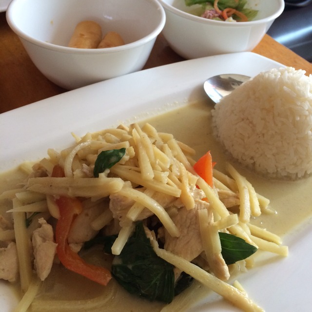 Green Curry With Chicken at Wondee Siam I on #foodmento http://foodmento.com/place/2657