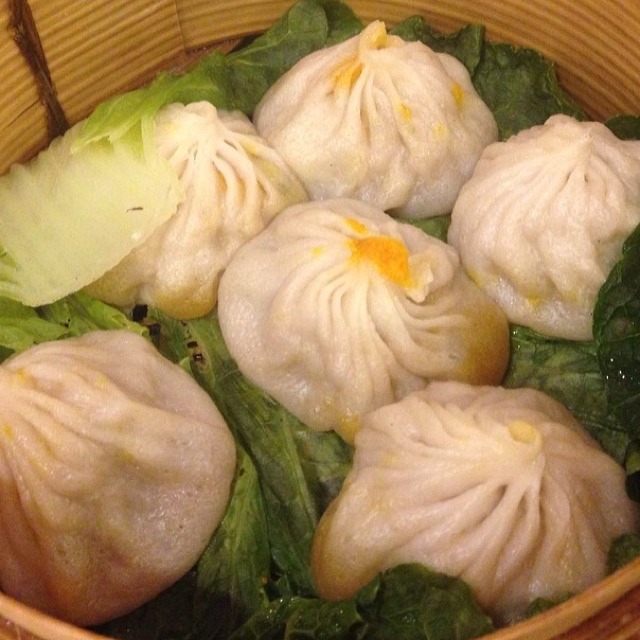 Crab Meat With Pork Meat Steamed Buns (Xiao Long Bao) on #foodmento http://foodmento.com/dish/10013